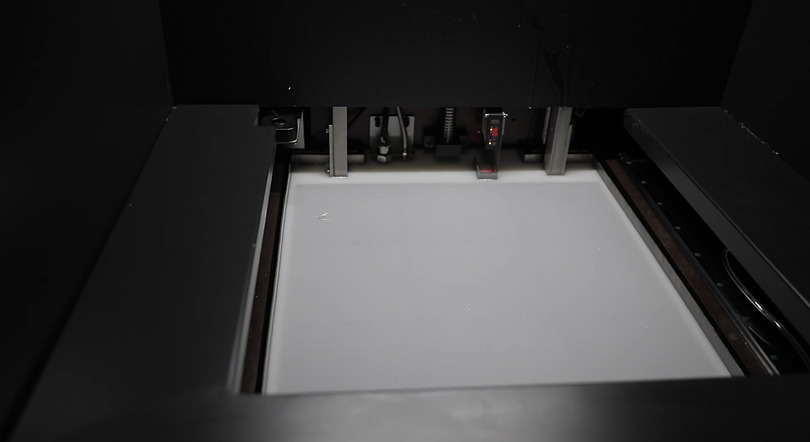 Una impresora 3D SLA está imprimiendo las reliquias de jade.