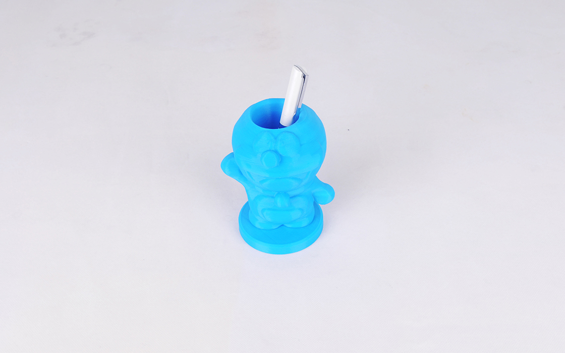 Students use EinScanSE 3D scanner to customize pen holder