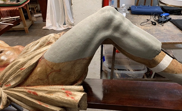Restitución de parte de la pierna derecha en plastilina