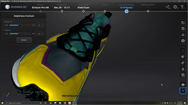 Los datos finales escaneados de los zapatos se ven coloridos y precisos desde cada ángulo.