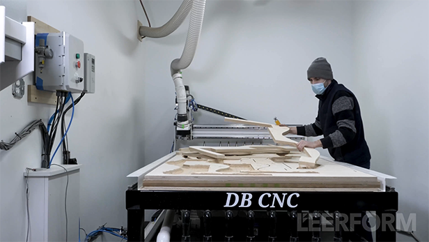 Corte del contenedor de madera con máquina CNC