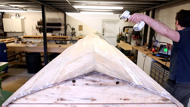 Daniel está escaneando el casco completo del barco de carrera de esquí Stapley en su taller.