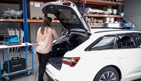 3D scanning the trunk of the Audi A6 in laser mode