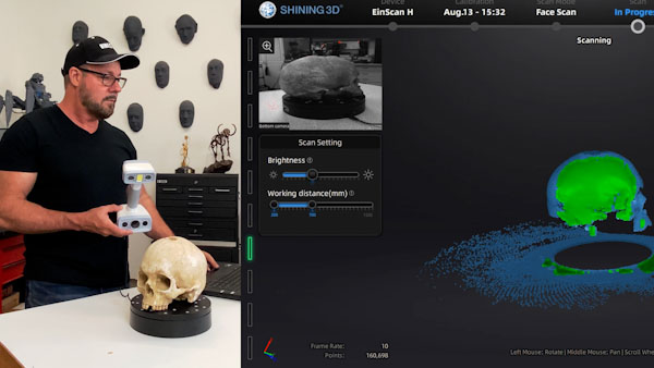 Will está escaneando una calavera con el EinScan H
