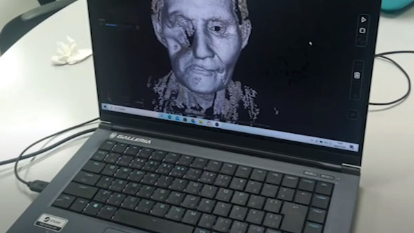 Abbildung 2: Lolas Porträtdaten werden mit Hilfe des EinScan Pro 2X Plus und der ExScan 3D-Scansoftware von SHINING 3D exakt digital kopiert