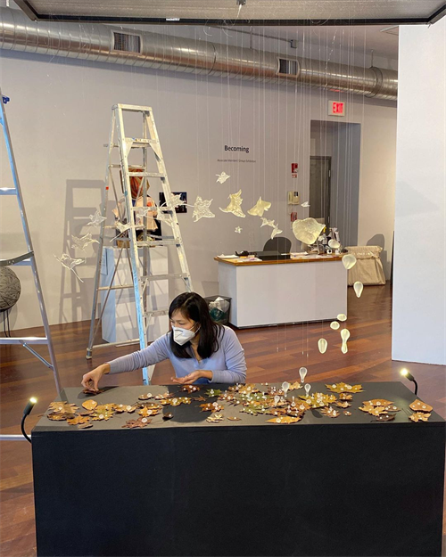 Yuko Oda monta la obra de arte en la Boston Sculptors Gallery. Yuko Oda monta la obra de arte en la Boston Sculptors Gallery.