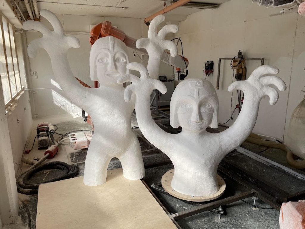 Le résultat : les deux sculptures agrandies, fabriquées en polystyrène.