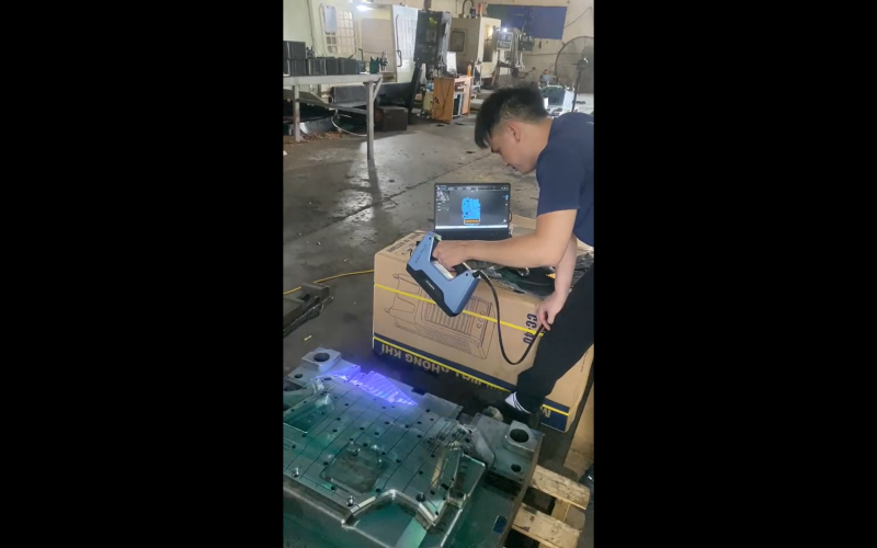 El personal de LONG NHÂN escanea una pieza grande de un ventilador de refrigeración con EinScan Pro 2X 2020.
