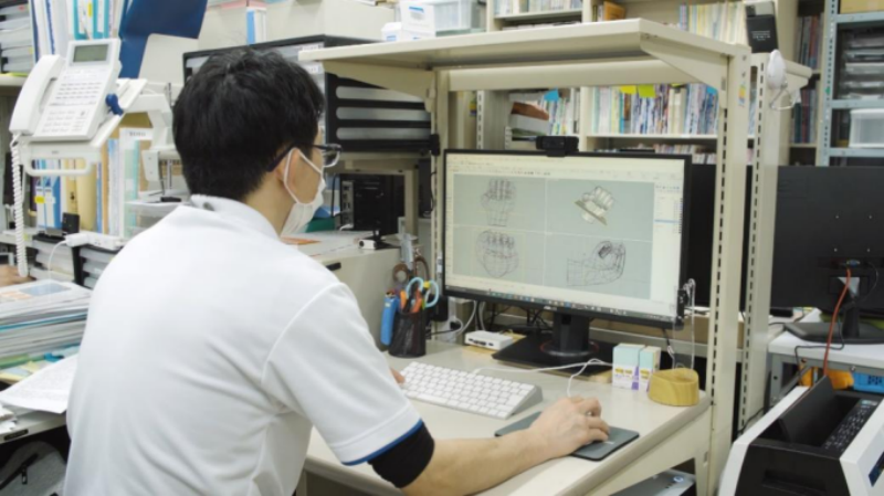 El ingeniero Kenta Matsuda diseñando un dispositivo de asistencia en 3D.