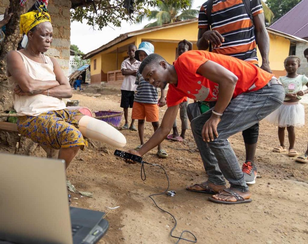Personal de 3D Sierra Leone utilizando el Einstar para capturar datos 3D en un lugar remoto. Fuente: Merel Van der Stelt