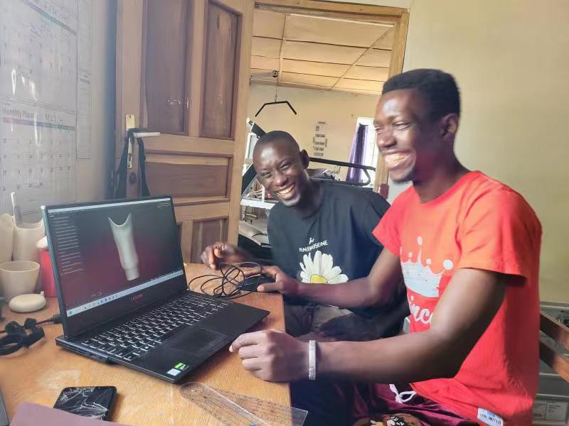 Miembros del equipo de 3D Sierra Leone utilizando el software 3DMedX para crear una prótesis para la zona por debajo de la rodilla. Fuente: Merel Van der Stelt